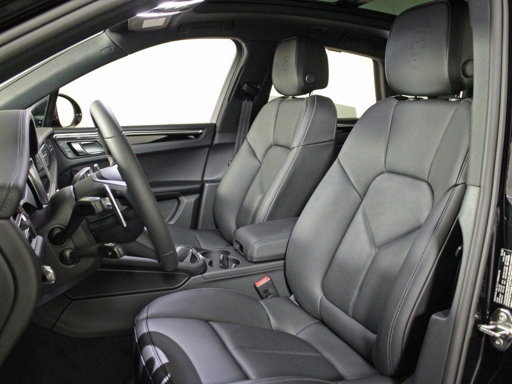 2025 Porsche Macan — detail view