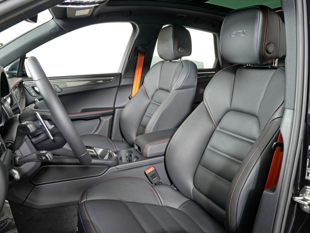 2026 Porsche Macan — detail view